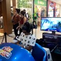 Ce jeune pète un cable dans dans montagnes russes en réalité virtuelle en plein milieu d'un centre commercial