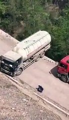 Ce routier tente une marche arrière très risquée