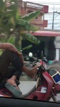 Sa façon de conduire son scooter est dingue