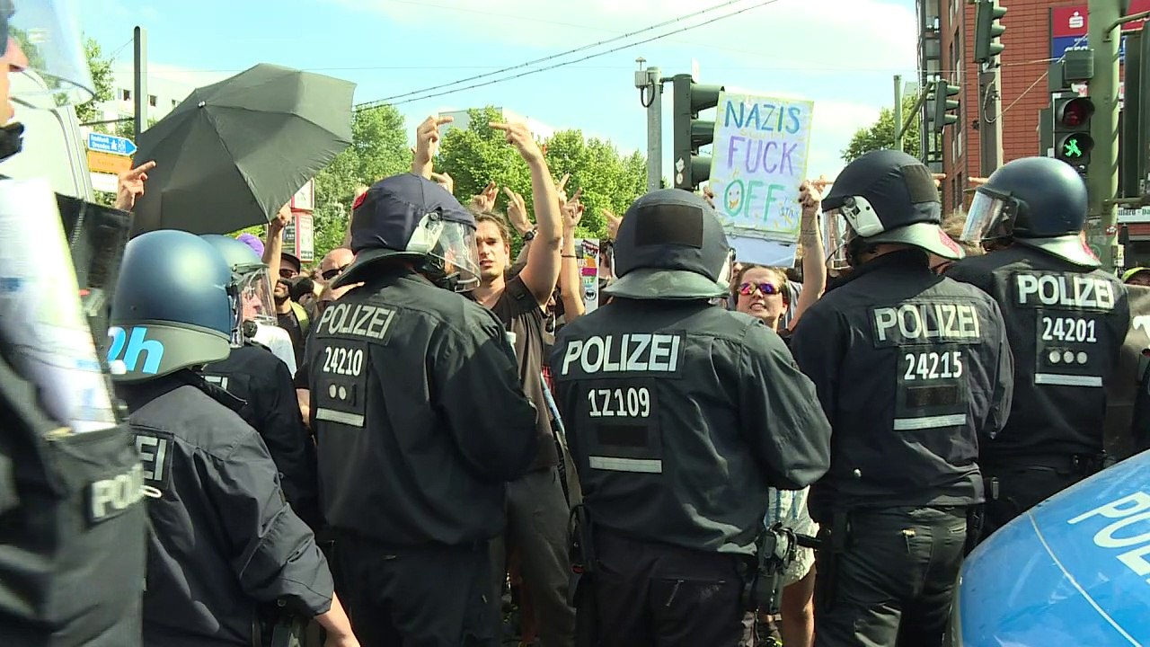 Neonazis marschieren zu Heß-Todestag durch Berlin
