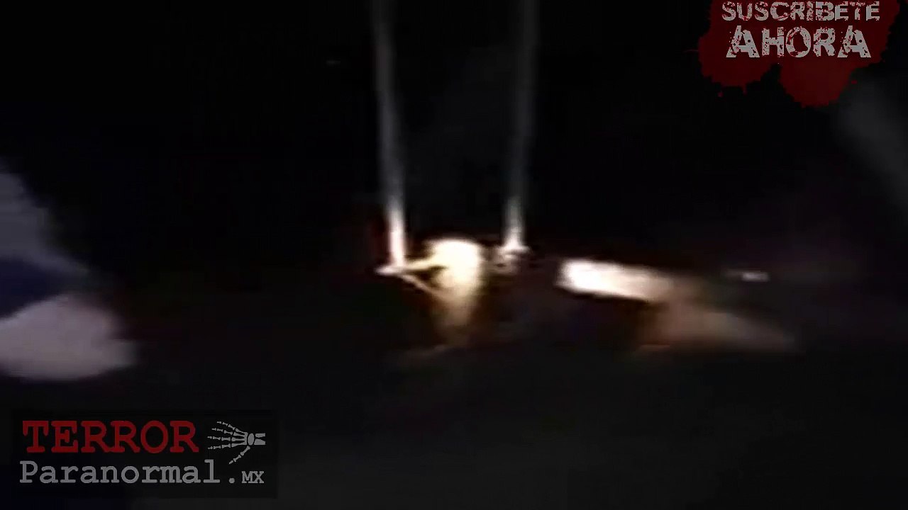 NIÑA JUEGA CON AMIGA IMAGINARIA (FANTASMA)