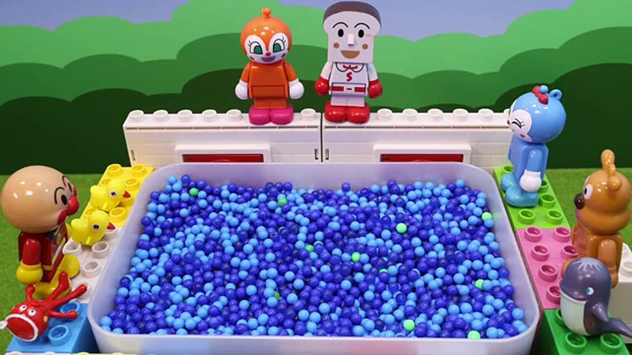 アニメアンパンマンのおもちゃ　みんなでプールあそび　anpanman