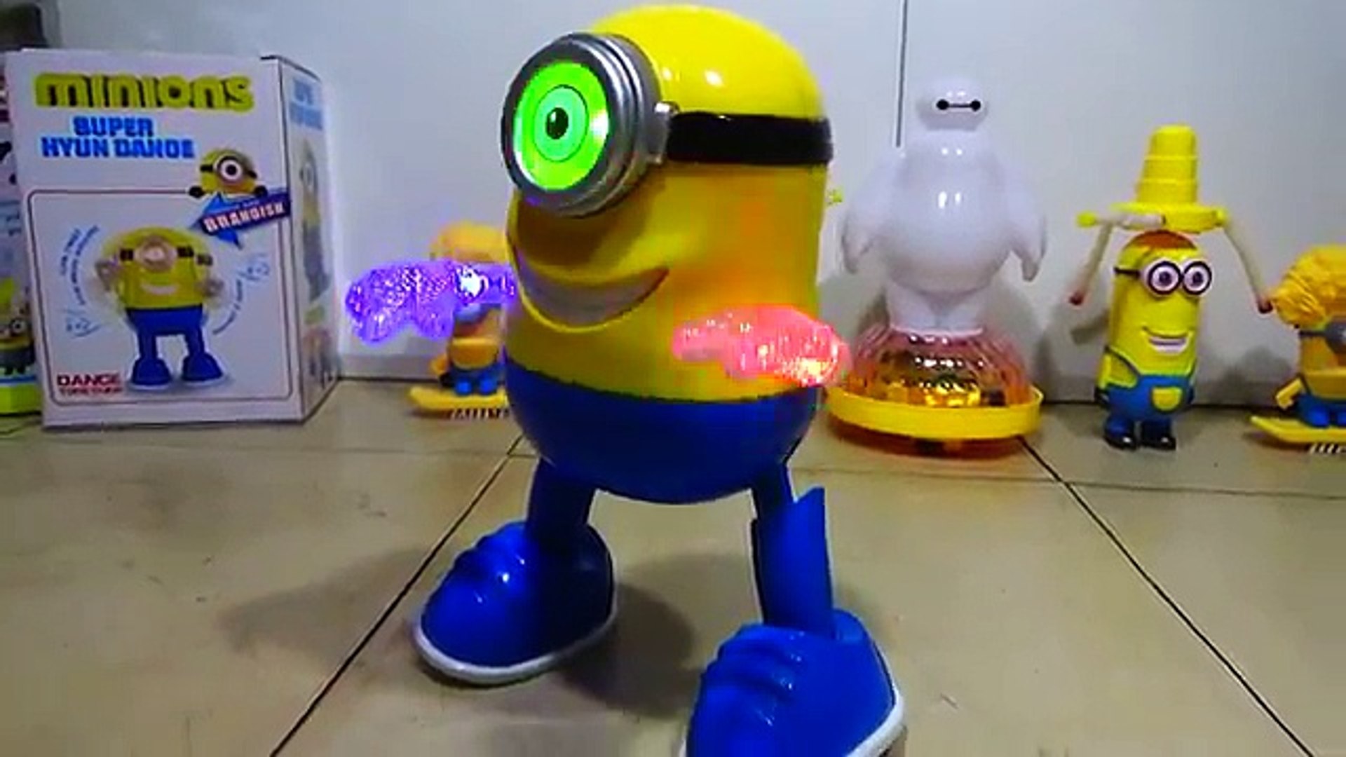 Dancing Minion Toy w/ Flashing Lights! Amazing Battery Operated Light Up Toy!  - 動画 Dailymotion