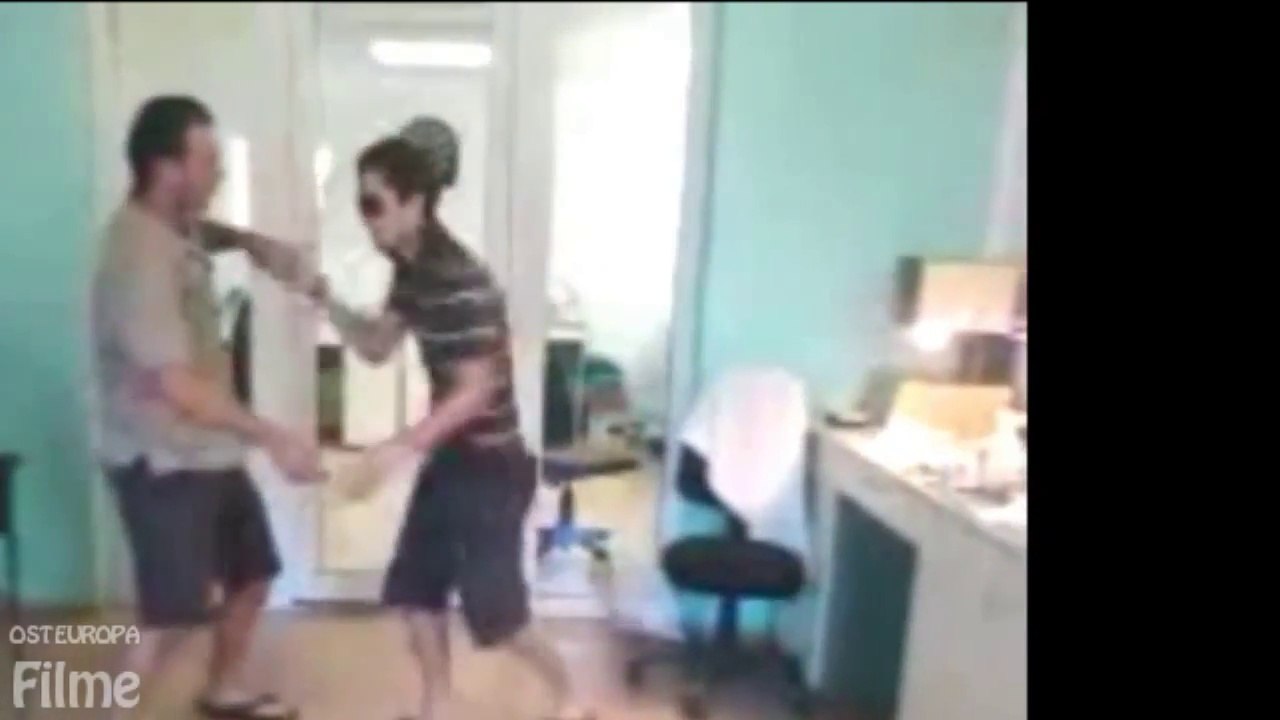 Zwei Jungen tanzen auf Baila me (Gipsy Kings)