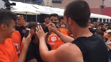 Carr signs autographs for young fans before Raiders game