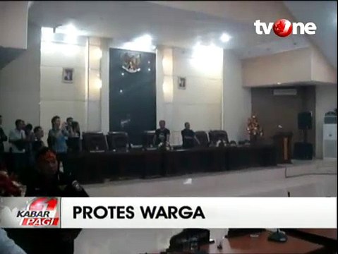 Aksi Protes Warga Rusak Fasilitas Kantor DPRD Manado