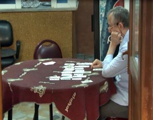 Mahalleliler Yangını Söndürmek İçin Kovayla Su Taşırken Kahvedekiler Oyun Oynamaya Devam Etti