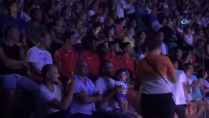 Koray Avcı En Güzel Şarkılarını Ayvalıkgücü Belediyespor İçin Seslendirdi