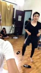 Múa ba lê luôn á =)))! 19h tối nay cả nhà vào link này để xem trực tuyến trên V LIVE nghen