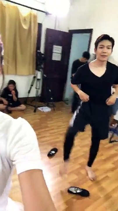 Múa ba lê luôn á =)))! 19h tối nay cả nhà vào link này để xem trực tuyến trên V LIVE nghen