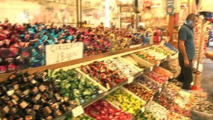 Tarihi Kemeraltı Çarşısı'nda bayram hareketliliği