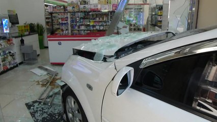 검문 불응 절도 용의자...교통사고 뒤 편의점 돌진 / YTN