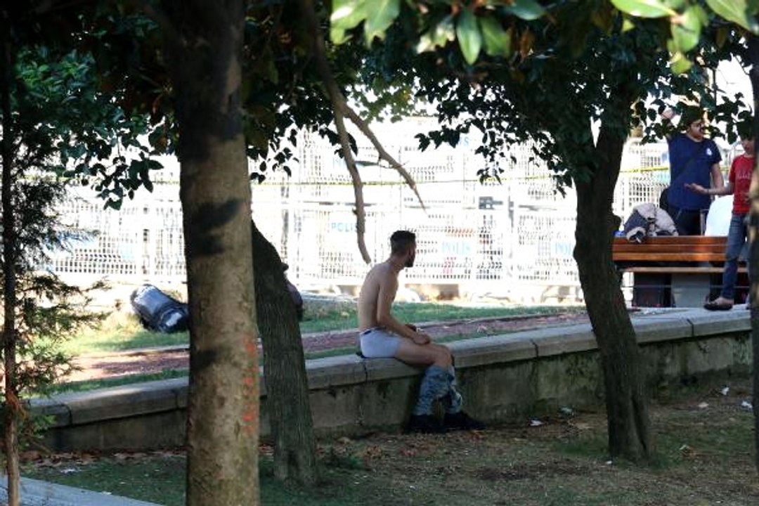 Bıçaklanan ve Kanlar İçinde Kalan Suriyeli Parkta Üstünü Çıkarttı