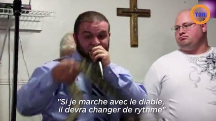 Un pasteur se fait mordre par un serpent en plein sermon