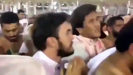 شاهدوا كيف تصرف مصطفى جيجيلي بعد محاولة إزعاجه أثناء أدائه مناسك الحج!