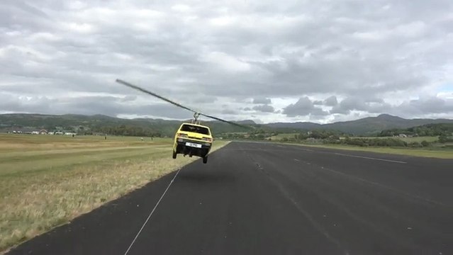 Une voiture hélicoptère fait maison tente de s'envoler