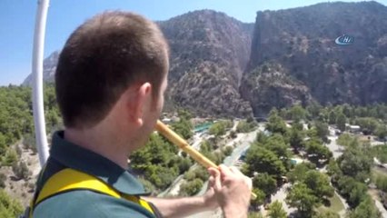 Görme Engelli Öğretmen Türkülerle Bungee Jumping Yaptı, Ortaya Renkli Görüntüler Çıktı