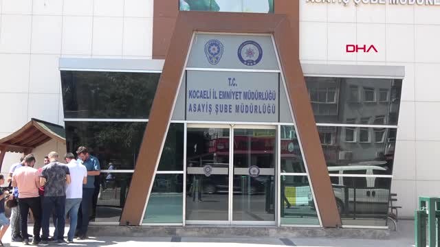 Kocaeli Elektroşok Cihazıyla Tehdit Ettiği Erkeklerin Parasını Gasp Eden Kadın Yakalandı