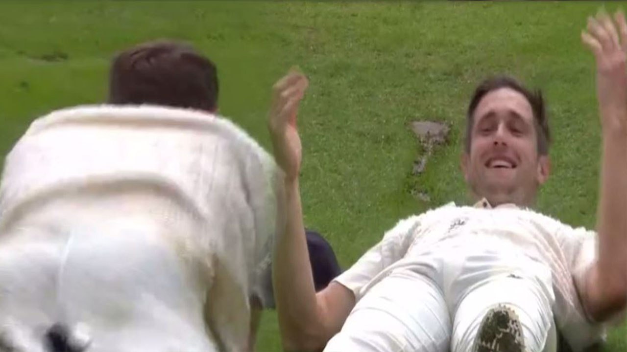 India Vs England 3rd Test: Chris Woakes Slips in Ground due to Wet Outfield|वनइंडिया हिंदी