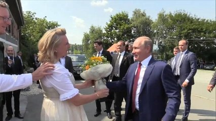 شاهد: بوتين الذي لا يبتسم.. يضحك ويرقص ويتحدث الألمانية