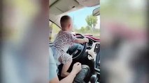 فيديو رضيع يقود سيارة ورد فعل والده مفاجئ للجميع