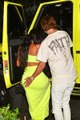 Elbisesinden Dolayı Arabaya Binemeyen Kim Kardashian'a, Erkek Arkadaşı Kalçasından Tutarak Yardım Etti