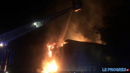 Coubon: un immense brasier dans la nuit