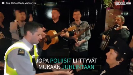 Video: Poliisi tanssii yleisön seassa irlantilaisilla musiikkifestareilla
