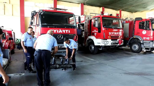 Mersin'de boruya sıkışan kediyi itfaiye kurtardı