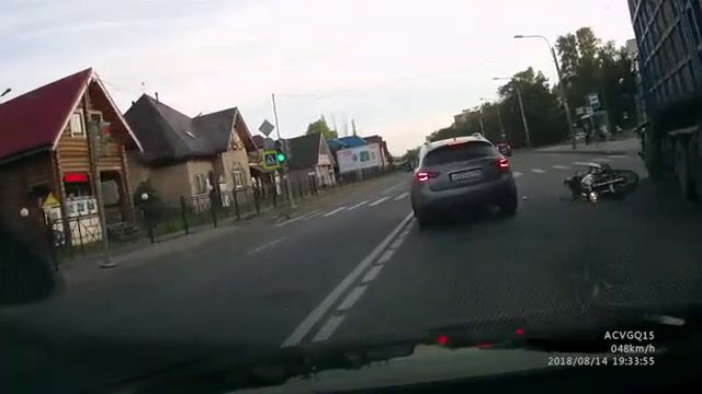 Un motard très très chanceux... Chute folle mais bon karma