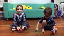 Crianças Brincando com Brinquedos do Homem Aranha, Hulk e Homem de Ferro Paulinho e Toquin