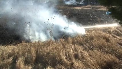 Çanakkale'de Otluk Alanda Çıkan Yangın Evlere Zarar Verdi