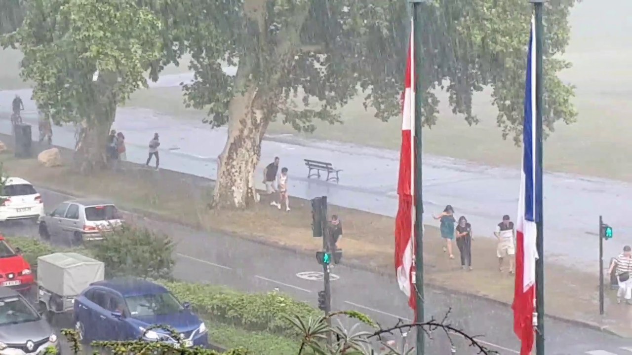 L'orage surprend les promeneurs du dimanche