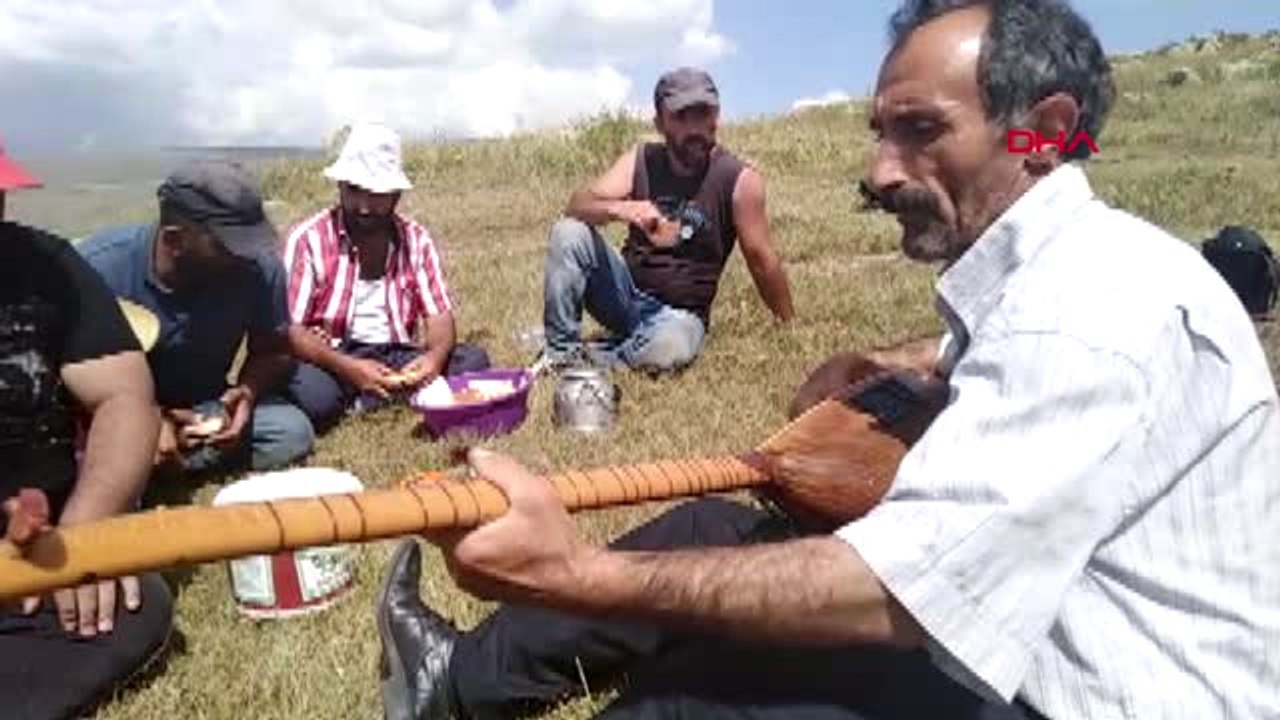 Kars Saz Çalıp Türkü Söyleyerek Ot Biçiyorlar Hd