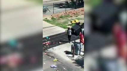 Manteros agreden a un hombre tras montar una barricada