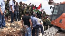 Palestinians block road construction of Jewish settlers