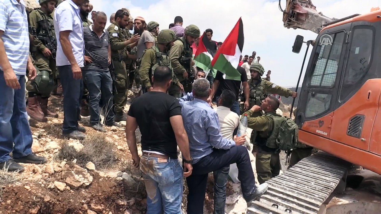 Palestinians block road construction of Jewish settlers