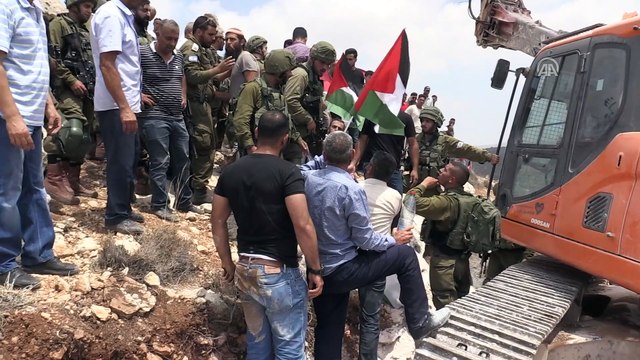 Palestinians block road construction of Jewish settlers