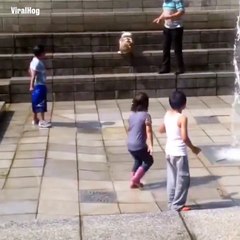 Download Video: Cette fillette ne jouera plus jamais avec les jets de la fontaine... Fail douloureux