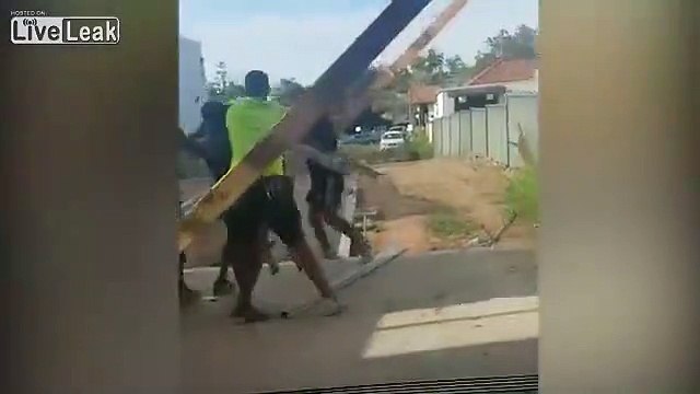 Des ouvriers s'embrouillent à coups d'échelle de chantier