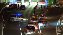 Avrasya Tüneli şüpheli bir araç nedeniyle çift yönlü olarak trafiğe kapatıldı. Olay yerine çok sayıda polis ekibi sevk edildi.