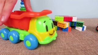 McQueen und Spielzeugautos bauen eine Rutsche.