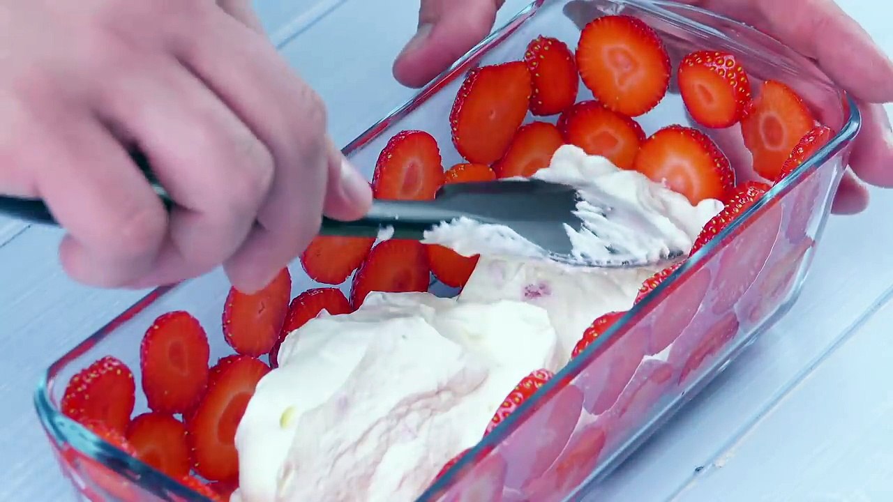 Beklebe die Glasform vollständig mit Erdbeeren. Dann ...