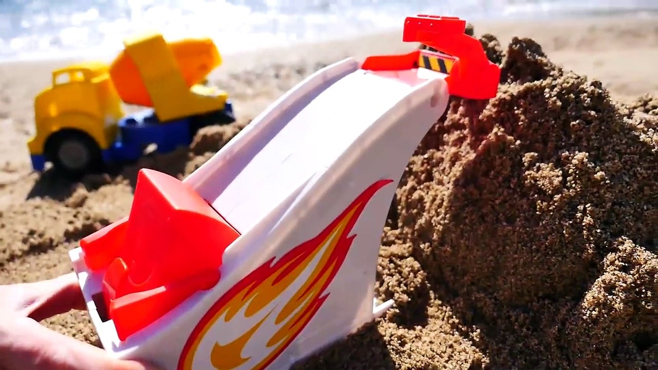 Spielzeugautos Monster Machines Wir bauen am Meer eine Rennstrecke