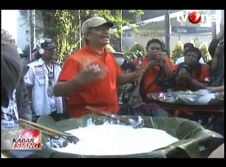 Video herunterladen: Syukuran Pernikahan Gibran-Selvi, Warga Solo Gelar Makan Bareng Bubur Sumsum