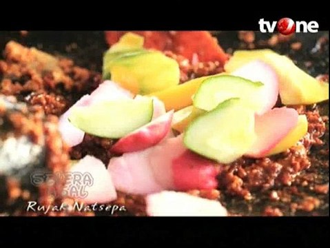 Selera Asal Segarnya Rujak Pala di Tepi Pantai Natsepa
