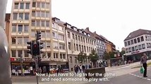Скучно стоять на светофорах дожидаясь зеленого света?!В Германии нашли решение И встроили в светофоры игру благодаря которой время пролетит не заметно.Как