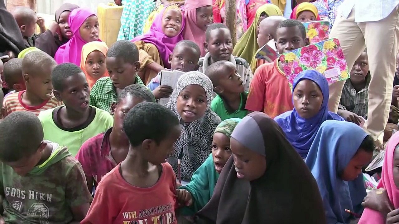 Studenten bringen Kindern in Somalia Lesen und Schreiben bei