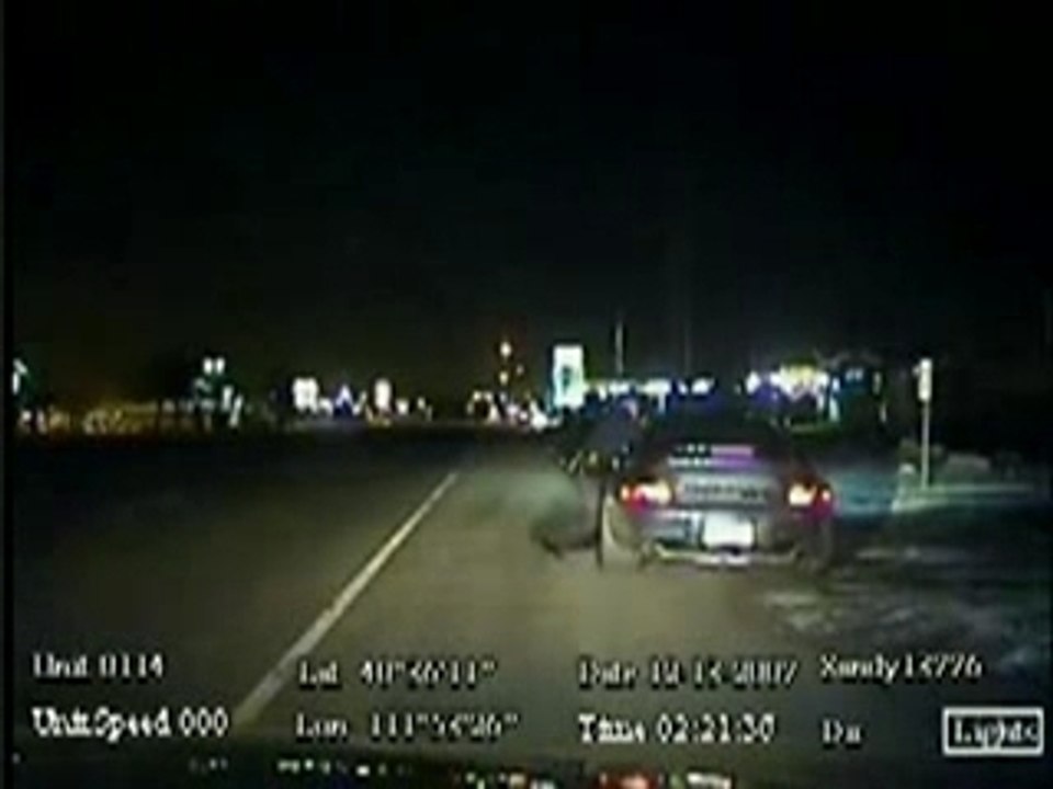 Un policier essaye d'arrêter une Porsche au rupteur