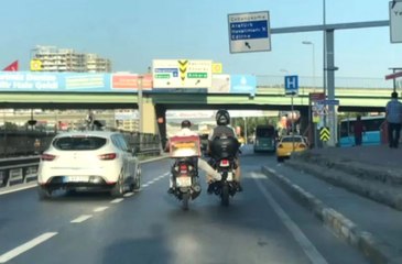 Benzini Biten Motosikleti Ayağıyla İtti